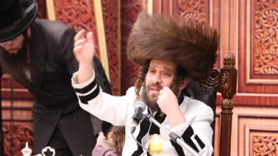 בילדער און ווידיאוס: שולחן הטהור לרגל ט"ו בשבט ומעמד נשגב "שעת חקל תפוחין קדישין" בחצה"ק קרעטשניף כפר עט"ה