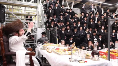 בילדער און ווידיאוס: שולחן הטהור לרגל ט"ו בשבט ומעמד נשגב "שעת חקל תפוחין קדישין" בחצה"ק קרעטשניף כפר עט"ה