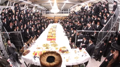 בילדער און ווידיאוס: שולחן הטהור לרגל ט"ו בשבט ומעמד נשגב "שעת חקל תפוחין קדישין" בחצה"ק קרעטשניף כפר עט"ה