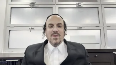 א הערליכע מעשה "דער וואונדערליכער שומר: ווען א שלאנג האט געראטעוועט דעם 'בית אהרן'ס' ספר תורה" - דורך הרב אליהו שווארץ ביים שיעור פון עמוד היומי דרשו -פסחים דף קב