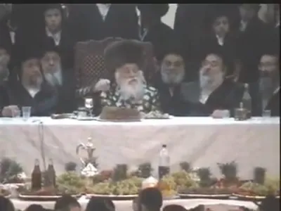 היסטארישע ווידיאו פון חמשה עשר בשבט בחצר הקודש וויזניץ 