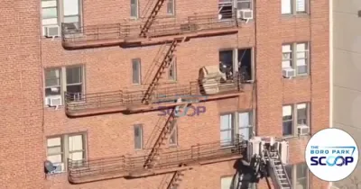 ברעיקינג: FDNY רעאגירט צו שרעקליכע הייזער פייער אין בארא פארק.