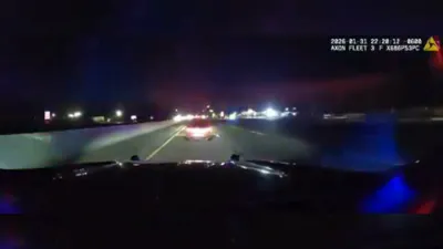 טעקסאס פאליציי שטעלט איין א מהלך צו אפשטעלן א SUV מיט קינדער אינעווייניג.