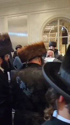 האדמו"ר מבישטנא ואחיו מטאהש מלמדים ניגון את בעל המנגן ר' מאיר אדלר