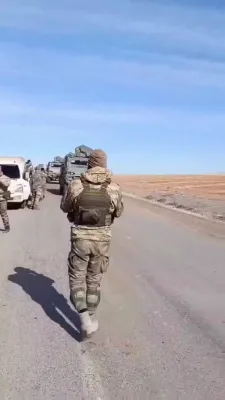 די סירישע ארמיי שטעלט ארויס טערקיש-געמאכטע געפאנצערטע קארס.