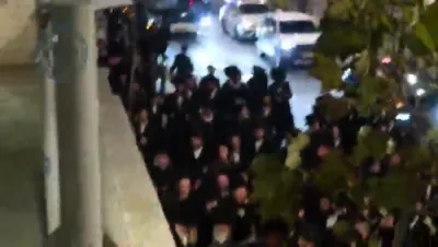 חסידים באגלייטן כ"ק אדמו"ר מאמשינוב שליט"א ווען ביים רבי'ן איז נאך שבת