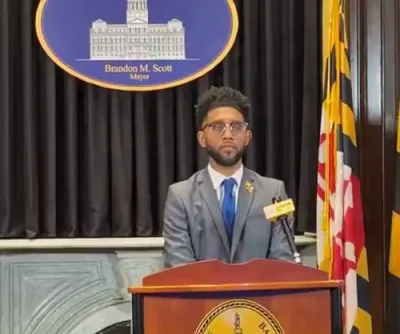 באלטימאר מעיאר ברענדאן סקאט שטייט פאר א רעאקציע איבער  שטייער געצאלטע טייערע $165,000 SUV.