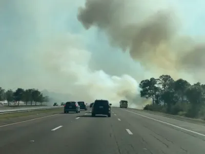 רויך פון פלארידע ברוש ​​פייער שטעלט אפ I-95 פארקער.