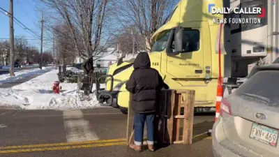 אנטי-ICE פראטעסטירער האבן אויפגעשטעלט א אומלעגאלע וועג-בלאקן אין מיניאפעליס.