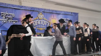 מעמד התחדשות הקבלות לעניני טעכנאלאגיע ארגון רוממתנו טו שבט אין תלמוד תורה פאפא - כ"ק אדמו"ר מפאפא שליט"א פארטיילט פירות פאר די קינדער