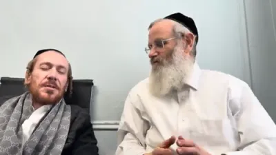 די 2 שווארץ'לעך רעדן איבער אלע וויכטיגע נושאים וואס איז באמת שווארץ אויף ווייס.