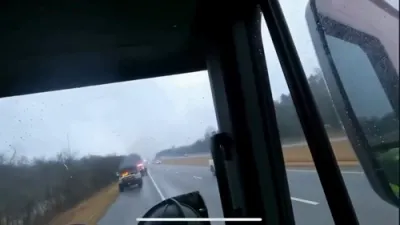 מארי קאונטי פייערלעשער האבן שנעל אויסגעלאשן א פייער טראק.