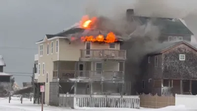 פייערלעשער קעמפן קעגן שניי און קעלט צו איינשטילן א הויז פייער אין נאורט קארעליינע.