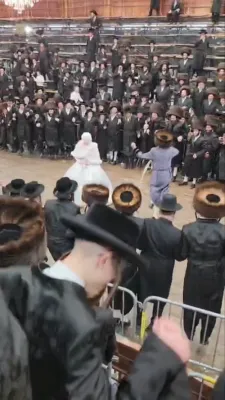 מצוה טאנץ פון כ"ק אדמו"ר ממאשלוי ביים חתונה פון א אייניקל בשמחת בית סאטמאר 