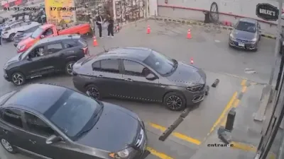 ווילדע פוטידזש: מאסיווער זינקלאך שלינגט אראפ געביידעס ביי א מצרים גאז סטאנציע.