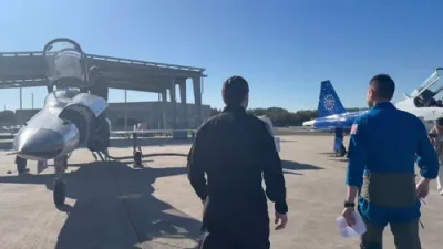 העגסעט און נאס"א טשיף אייזקמאן פליען סופערסאניק טי-38 אין טרענירונגס.