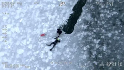 דראמאטישע אייז רעטונג ווען NYPD ראטעוועט דריי בחורים אין קווינס.