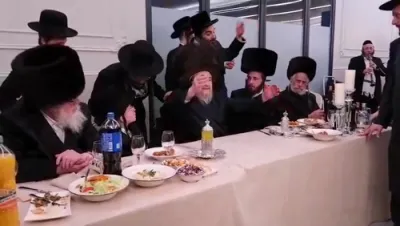 הרה"ק רבי יעקב מאיר שעכטער שליט"א ביי א בר מצוה פון א אור אייניקל 