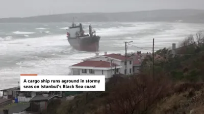 שטורעם ברענגט א 328-פוסיגע שיף צו לאנד לעבן איסטאנבול וואוינונג געגנט.