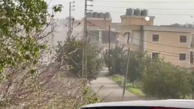 מדינת ישראל אטאקירט חיזבאללה פלעצער נאך עוואקואציע ווארענונג אין לבנון.