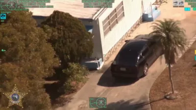 באוואפנטער רויבעריי פארדעכטיגטער פירט לי קאונטי פאליציי אויף א שנעלע יאגד.