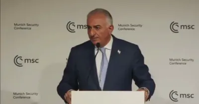 איראן'ס פארטריבענער קרוין פרינץ פאהלאווי שטעלט זיך אלס קנעכט און נישט אלס פירער.