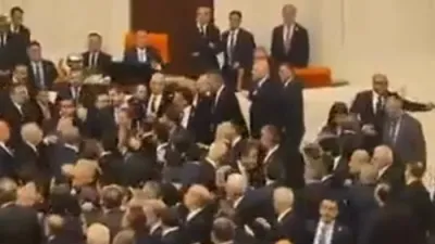 טערקישער פארלאמענטארער זיצונג ווערט א געשלעג איבער אפאזיציע פראטעסטן.