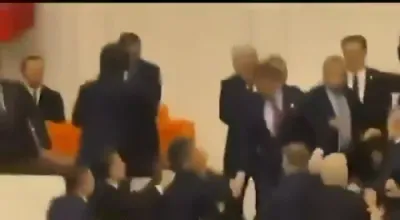 טערקישער פארלאמענטארער זיצונג ווערט א געשלעג איבער אפאזיציע פראטעסטן.