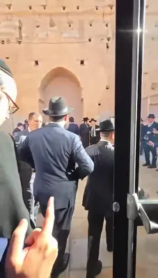 כ"ק אדמו"ר מתורת חכם און הגאון רבי מלכיאל קאטלער שליט"א ביים שמחה בבית הנגיד אליעזר שיינער הי"ו אין מאראקא 