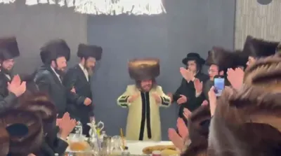 מוצאי שבת ביי כ"ק אדמו"ר מקרעטשניף כפר עטה שליט"א 