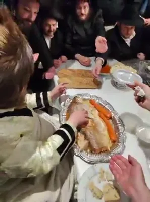 מוצאי שבת ביי כ"ק אדמו"ר מקרעטשניף כפר עטה שליט"א 