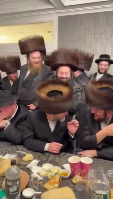 מוצאי שבת ביי כ"ק אדמו"ר מקרעטשניף כפר עטה שליט"א 