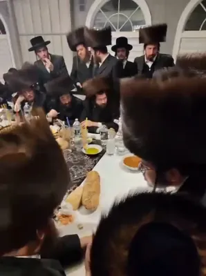 מוצאי שבת ביי כ"ק אדמו"ר מקרעטשניף כפר עטה שליט"א 