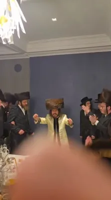 מוצאי שבת ביי כ"ק אדמו"ר מקרעטשניף כפר עטה שליט"א 