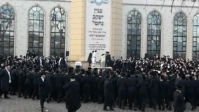 מעמד הדלקה איידער ר"ח אדר דורך די פורים רב פון ישיבה גדולה ד'סאטמאר 