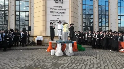 מעמד הדלקה איידער ר"ח אדר דורך די פורים רב פון ישיבה גדולה ד'סאטמאר 