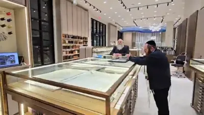 א תפילין טרעקער וואס ארבעט מיט א פליפ פאון