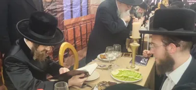 כ"ק אדמו"ר מסאדיגורא שליט"א ביים אריינקוקען אין א נייע הגדה ארויסגעגעבן דורך 