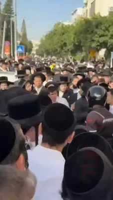 ריזיגע פראטעסטן אין בני ברק נאך ארעסטן פון בחורים