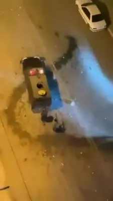 איראנער רעזשים קרעפטן ניצן געפאנצערטע קארס בשעת זיי שיסן אויף פראטעסטירער.