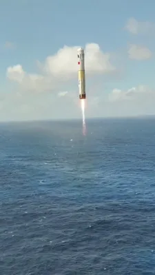 בעידזשינג פירט דורך א געלונגענעם קענסעל טעסט פאר א קאמאנדע לבנה ראקעט.