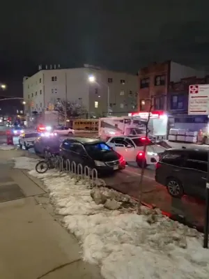 כ"ק אדמו"ר מקרעטשניף כפר עטה שליט"א באטייליגט זיך ביי א בר מצוה לבן אחד מחסידיו נעכטן אין בארא פארק 