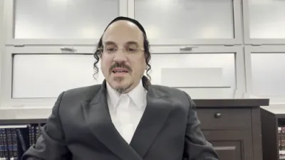 א הערליכע מעשה "די פארלוירענע תפילין זענען צוריק אהיים בזכות די 'קדושת הדיבור'" - דורך הרב אליהו שווארץ ביים שיעור פון עמוד היומי דרשו -פסחים דף קד