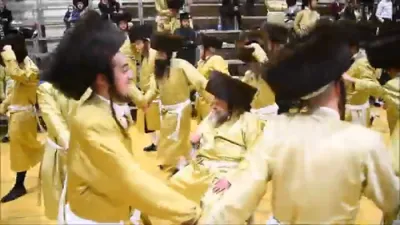 שמחת החתונה פון אייניקל פון כ"ק אדמו"ר מתולדות אברהם יצחק שליט"א 