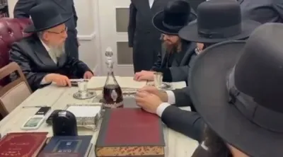 כ"ק אדמו"ר מסאדיגורא שליט"א באזוכט ביי הגאון ר' זאב פעלדמן אב"ד תורה עץ חיים לאנדאן