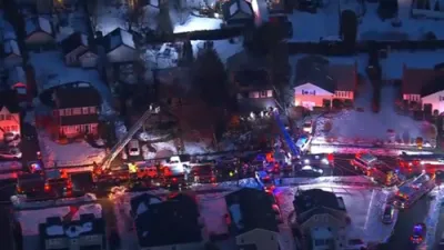 א ווילדער פייער פארניכטעט צוויי הייזער אין בעלמאר , איינער איז טויט, ווערט באריכטעט.