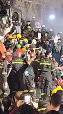 וואונדערבארע רעטונג ווען קינד ווערט ארויסגעצויגן פון חורבות אין לבנון.