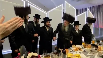 ווידיאוס: באזוך פון כ"ק אדמו"ר מקרעטשניף כפר עטה אין ניו יארק