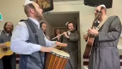 תולדות אהרן'ע חסידים זענען משמח חולים אין שפיטאל 