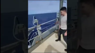 צוויי אמעריקאנע נעיווי שיפן האבן געמאכט א קרעש